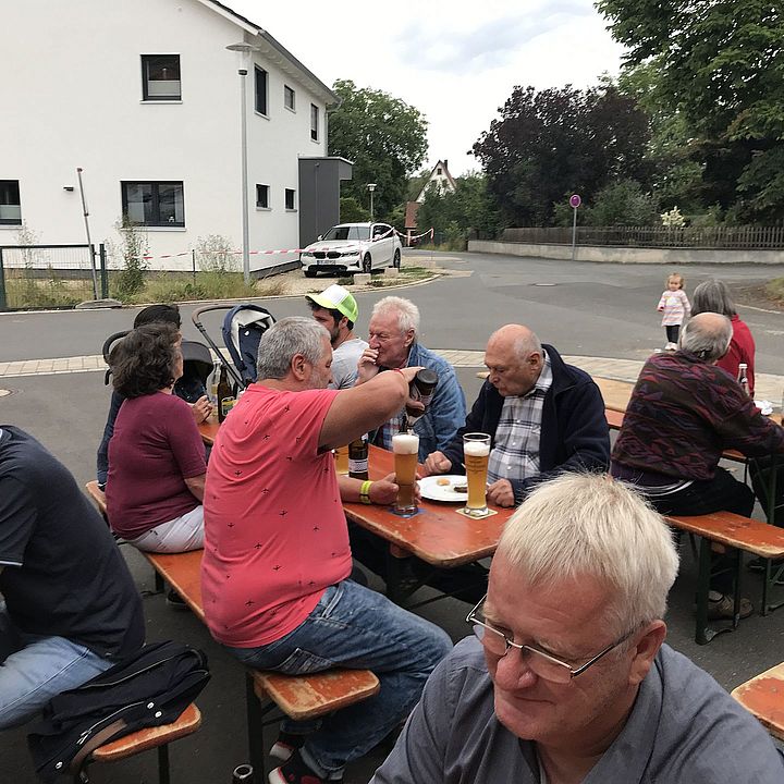 Fischgrillen 2022 mit Gäste am Feuerwehrhaus Engelthal