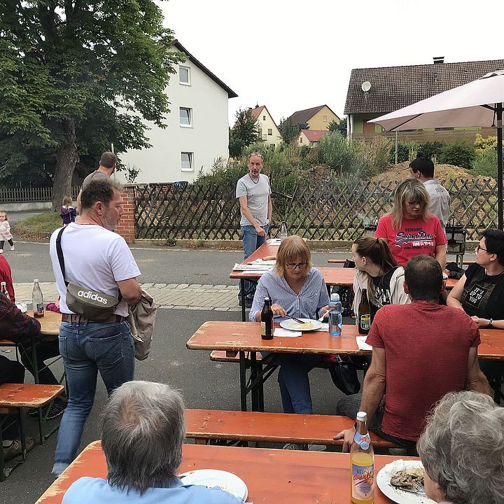 Fischgrillen 2022 mit Gästen am Feuerwehrhaus Engelthal