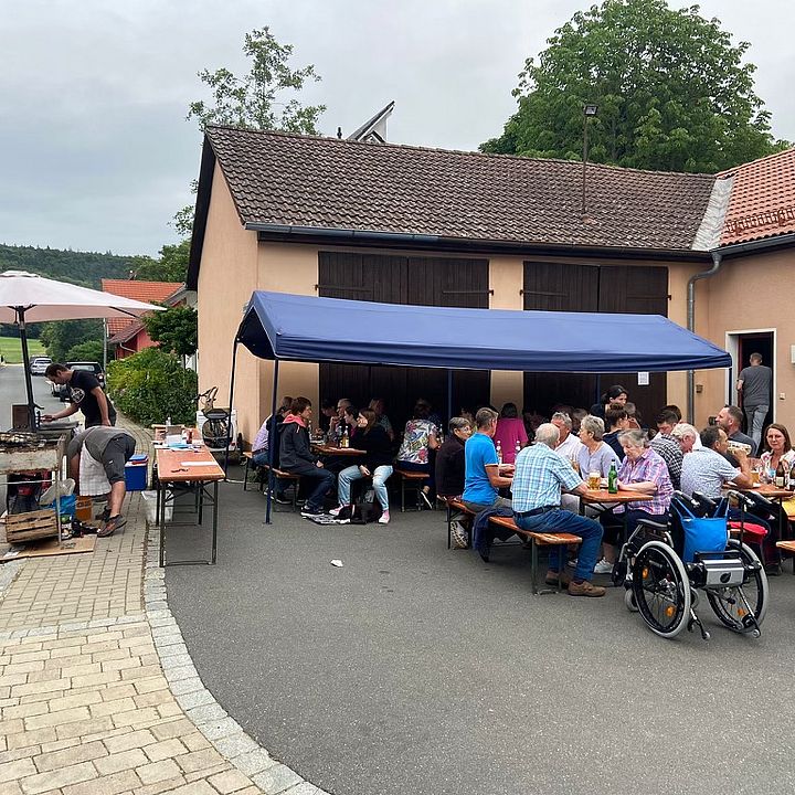 Fischgrillen 2023 mit Blick auf das Fest