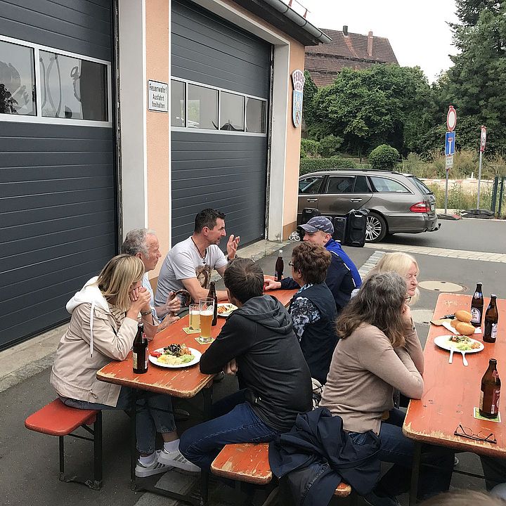 Fischgrillen 2022 mit Gästen am Feuerwehrhaus Engelthal