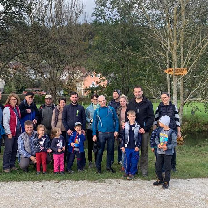 BB/FW Herbstwanderung 2023 - Gruppenfoto am Parkplatz Düsselbach