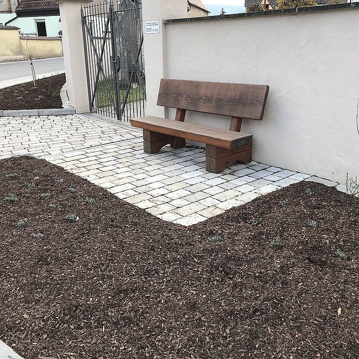 Im Rahmen der Dorferneuerung hat der Eingangsbereich des Friedhofs in Engelthal ein neues Bild erhalten.